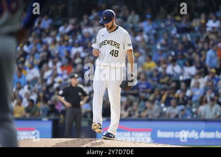 Milwaukee, États-Unis. 29 septembre 2024. Colin Rea, lanceur débutant des Milwaukee Brewers, frappe à la terre après un lancer sauvage dans la cinquième manche du match MLB entre les mets de New York et les Brewers de Milwaukee à American Family Field à Milwaukee, WISCONSIN, LE dimanche 29 septembre 2024. Photo de Tannen Maury/UPI. Crédit : UPI/Alamy Live News Banque D'Images