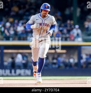 Milwaukee, États-Unis. 29 septembre 2024. Francisco Lindor, l'arrêt court des mets de New York, dirige les bases après avoir frappé un home run dans la sixième manche du match MLB entre les mets de New York et les Brewers de Milwaukee à l'American Family Field à Milwaukee, WISCONSIN, le dimanche 29 septembre 2024. Photo de Tannen Maury/UPI. Crédit : UPI/Alamy Live News Banque D'Images