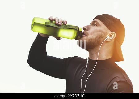 Gros plan Bearded sportif Man prenez une pause et buvez de l'eau après la séance d'entraînement Banque D'Images