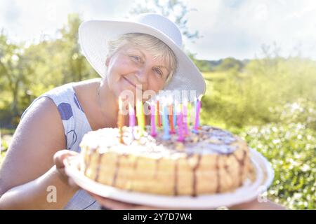 Famille célébrant ensemble l'anniversaire de la grand-mère. Amour pour maman. Bonne fête des mères Banque D'Images