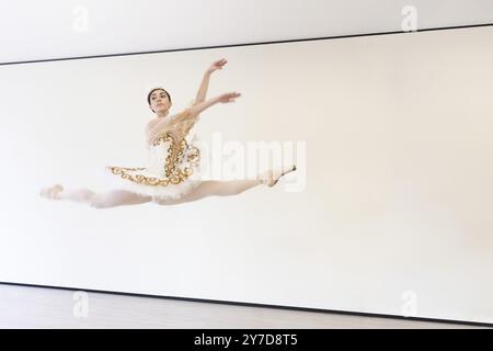 Une jeune ballerine charmante fait des exercices de ballet dans un saut dans le studio de ballet Banque D'Images