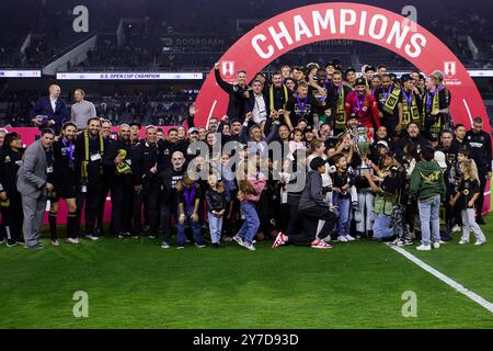 BMO Stadium, Californie, États-Unis. 25 septembre 2024. LAFC remporte le Championnat Lamar Hunt Open Cup 2024. Sur la photo, l’équipe, le club et la famille du LAFC célébrant alors que les jeunes du LAFC portent le trophée au stade BMO à Los Angeles, CA, le 25 septembre 2024. (Crédit image : © Serena S.Y. Hsu/ZUMA Press Wire) USAGE ÉDITORIAL SEULEMENT! Non destiné à UN USAGE commercial ! Banque D'Images