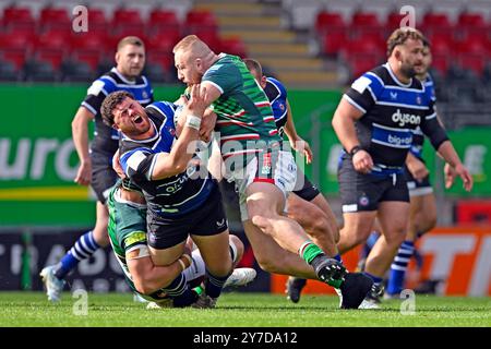 Joe HEYES des Leicester Tigers affronte W STUART de Bath Rugby lors du match Gallagher Premiership Leicester Tigers vs Bath Rugby à Welford Road, Leicester, Royaume-Uni, le 29 septembre 2024 (photo de Mark Dunn/News images) Banque D'Images