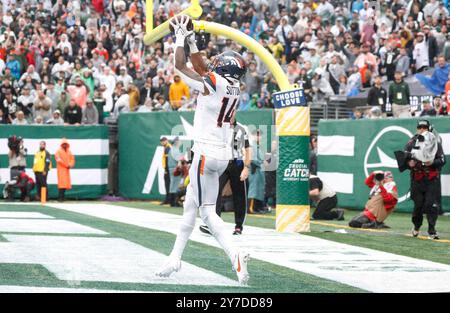 East Rutherford, États-Unis. 29 septembre 2024. Denver Broncos Bo Nix lance sa première passe de touchdown en carrière à Courtland Sutton contre les jets de New York lors de la quatrième semaine de la saison NFL au MetLife Stadium à East Rutherford, New Jersey, le dimanche 29 septembre 2024. Les Broncos ont battu les jets 10-9. Photo de John Angelillo/UPI crédit : UPI/Alamy Live News Banque D'Images