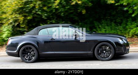 Milton Keynes, Royaume-Uni - 29 septembre 2024 : 2011 voiture noire Bentley Continental conduisant sur une route britannique Banque D'Images