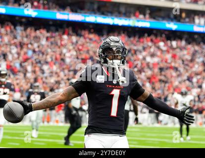 Houston, Texas, États-Unis. 29 septembre 2024. Stefon Diggs (1), receveur des Texans Wide, fait un geste après avoir marqué son premier touchdown précipité en carrière sur un carry de 6 yards lors d'un match de la NFL entre les Texans de Houston et les Jaguars de Jacksonville le 24 août 2024 à Houston. Les Texans ont gagné, 24-20. (Crédit image : © Scott Coleman/ZUMA Press Wire) USAGE ÉDITORIAL SEULEMENT! Non destiné à UN USAGE commercial ! Crédit : ZUMA Press, Inc/Alamy Live News Banque D'Images