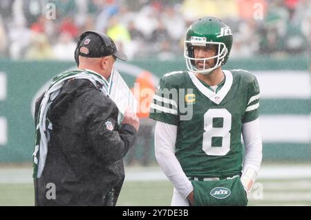 East Rutherford, États-Unis. 29 septembre 2024. Aaron Rodgers discute avec un entraîneur offensif en première mi-temps contre les Broncos de Denver en semaine 4 de la saison NFL au MetLife Stadium à East Rutherford, New Jersey, le dimanche 29 septembre 2024. Les Broncos ont battu les jets 10-9. Photo de John Angelillo/UPI crédit : UPI/Alamy Live News Banque D'Images