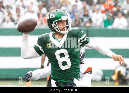 East Rutherford, États-Unis. 29 septembre 2024. Aaron Rodgers lance une passe en première mi-temps contre les Broncos de Denver lors de la quatrième semaine de la saison NFL au MetLife Stadium à East Rutherford, New Jersey, le dimanche 29 septembre 2024. Les Broncos ont battu les jets 10-9. Photo de John Angelillo/UPI crédit : UPI/Alamy Live News Banque D'Images