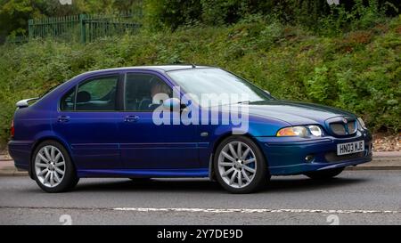 Milton Keynes, Royaume-Uni - 29 septembre 2024 : 2003 voiture bleue MG ZS conduisant sur une route britannique Banque D'Images