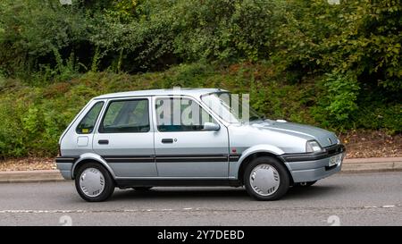 Milton Keynes, Royaume-Uni - 29 septembre 2024 : 1992 Rover Metro sl voiture conduite sur une route britannique Banque D'Images