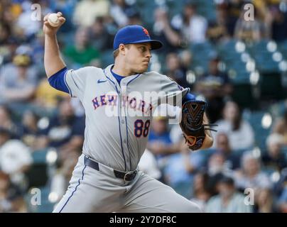 Milwaukee, États-Unis. 29 septembre 2024. Le lanceur de secours des mets de New York Phil Maton lance la huitième manche du match MLB entre les mets de New York et les Brewers de Milwaukee à American Family Field à Milwaukee, WISCONSIN, LE dimanche 29 septembre 2024. Photo de Tannen Maury/UPI. Crédit : UPI/Alamy Live News Banque D'Images