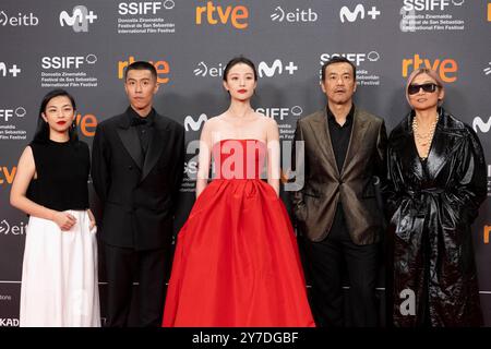 Fan Liao, ni ni, You Zhou a assisté à la clôture tapis rouge 'We Live in Time' lors du 72ème Festival international du film de San Sebastian au Palais Kursaal le 28 septembre 2024 à Donostia/San Sebastian, Espagne. Crédit : album/Alamy Live News Banque D'Images