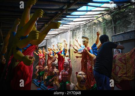 New Delhi, Inde. 29 septembre 2024. NEW DELHI, INDE - SEPTEMBRE 29 : artisans vus donnant la touche finale aux idoles de la déesse Durga avant le festival Durga Puja au CR Park, le 29 septembre 2024 à New Delhi, Inde. (Photo de Sanchit Khanna/Hindustan Times/Sipa USA ) crédit : Sipa USA/Alamy Live News Banque D'Images