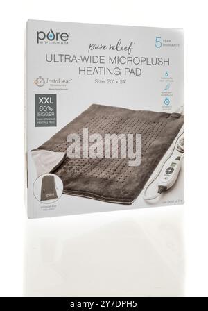 Winneconne, WI - 25 juin 2024 : un paquet de coussin chauffant en micropeluche Pure enrichissement sur un fond isolé. Banque D'Images