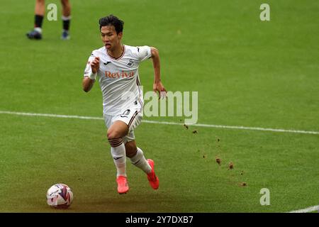 Swansea, Royaume-Uni. 29 septembre 2024. Jisung EOM de la ville de Swansea en action. EFL Skybet championnat match, Swansea City v Bristol City au stade Swansea.com de Swansea, pays de Galles le dimanche 29 septembre 2024. Cette image ne peut être utilisée qu'à des fins éditoriales. Usage éditorial exclusif, photo par Andrew Orchard/Andrew Orchard photographie sportive/Alamy Live News crédit : Andrew Orchard photographie sportive/Alamy Live News Banque D'Images