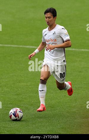 Swansea, Royaume-Uni. 29 septembre 2024. Jisung EOM de la ville de Swansea en action. EFL Skybet championnat match, Swansea City v Bristol City au stade Swansea.com de Swansea, pays de Galles le dimanche 29 septembre 2024. Cette image ne peut être utilisée qu'à des fins éditoriales. Usage éditorial exclusif, photo par Andrew Orchard/Andrew Orchard photographie sportive/Alamy Live News crédit : Andrew Orchard photographie sportive/Alamy Live News Banque D'Images