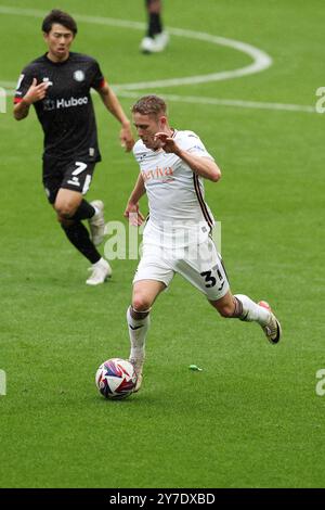Swansea, Royaume-Uni. 29 septembre 2024. Ollie Cooper de Swansea City (c) en action. EFL Skybet championnat match, Swansea City v Bristol City au stade Swansea.com de Swansea, pays de Galles le dimanche 29 septembre 2024. Cette image ne peut être utilisée qu'à des fins éditoriales. Usage éditorial exclusif, photo par Andrew Orchard/Andrew Orchard photographie sportive/Alamy Live News crédit : Andrew Orchard photographie sportive/Alamy Live News Banque D'Images