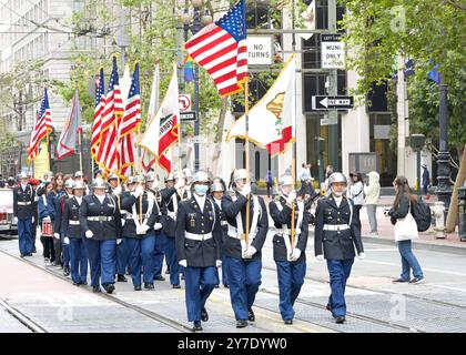 San Francisco, CA - 8 juin 2024 : participants non identifiés à la 2ème parade annuelle Junetenth dans la rue du marché. Banque D'Images