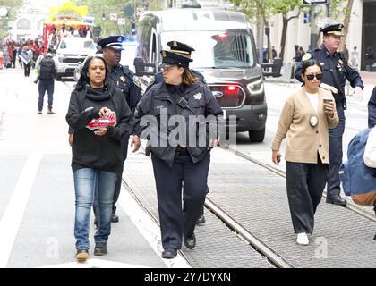 San Francisco, CA - 8 juin 2024 : participants non identifiés à la 2ème parade annuelle Junetenth dans la rue du marché. Banque D'Images