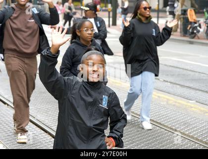 San Francisco, CA - 8 juin 2024 : participants non identifiés à la 2ème parade annuelle Junetenth dans la rue du marché. Banque D'Images