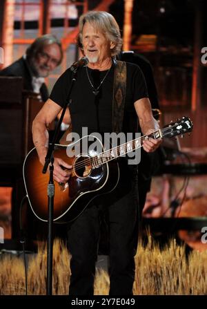 LOS ANGELES, CA - JANVIER 26 : Kris Kristofferson se produit sur scène lors de la 56e cérémonie annuelle des GRAMMY Awards au Staples Center le 26 janvier 2014 à Los Angeles, Californie. PGFMicelotta/MediaPunch Banque D'Images