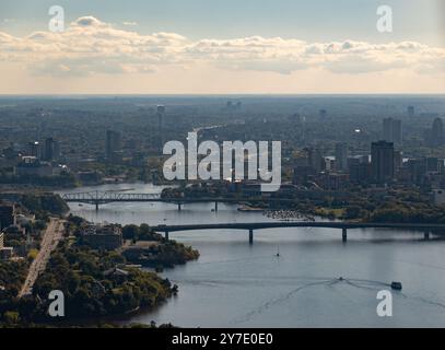 Vue aérienne de la rivière des Outaouais, du Musée canadien de l'histoire à Gatineau (Québec), du Conseil national de recherches du Canada sur la promenade Sussez, du McDonal Banque D'Images