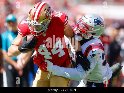 Santa Clara, États-Unis. 29 septembre 2024. Kyle Juszczyk de San Francisco 49ers (44) est attaqué par Josh Uche des New England Patriots (55) dans le deuxième quart-temps au Levi's Stadium de Santa Clara, Californie, le dimanche 29 septembre 2024. (Photo de Nhat V. Meyer/Bay Area News Group/TNS/SIPA USA) crédit : SIPA USA/Alamy Live News Banque D'Images