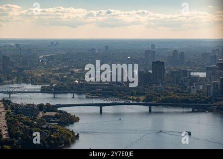 Vue aérienne de la rivière des Outaouais, du Musée canadien de l'histoire à Gatineau (Québec), du Conseil national de recherches du Canada sur la promenade Sussez, du McDonal Banque D'Images