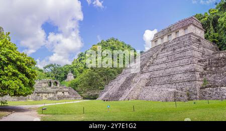 Les anciennes pyramides de Palenque au Mexique, entourées d'une jungle luxuriante. Site archéologique emblématique présentant la culture et l'histoire maya. Voyage Banque D'Images