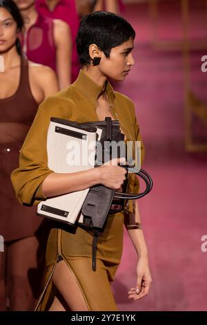 Paris, Frankreich. 28 septembre 2024. Défilé HERMES printemps/été 2025 pendant la Fashion week de Paris le 2024 septembre - Paris, France, 28/09/2024 crédit : dpa/Alamy Live News Banque D'Images