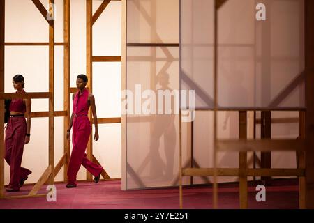 Paris, Frankreich. 28 septembre 2024. Défilé HERMES printemps/été 2025 pendant la Fashion week de Paris le 2024 septembre - Paris, France, 28/09/2024 crédit : dpa/Alamy Live News Banque D'Images