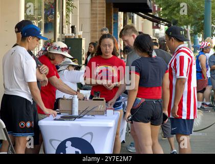 Alameda, CA - 4 juillet 2024 : les participants s'enregistrent et récupèrent leurs dossards pour la course annuelle du maire d'Alameda, le 4 juillet, R.A.C.E. Une course de cinq km et Banque D'Images