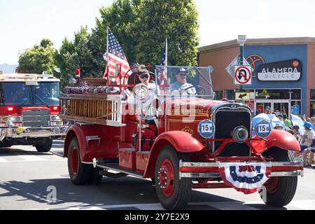 San Francisco, CA - 30 juin 2024 : participants non identifiés à la 54e édition annuelle de la Gay Pride Parade Going Up Market. Thème de cette année, Beacon of Love. Banque D'Images