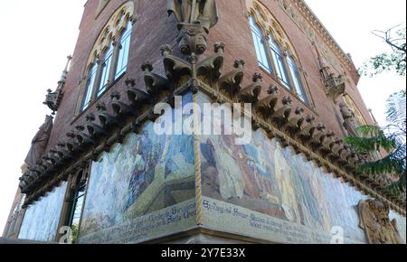 Belles décorations de bâtiments au complexe hospitalier Sant Pau à Barcelone, Espagne. Banque D'Images