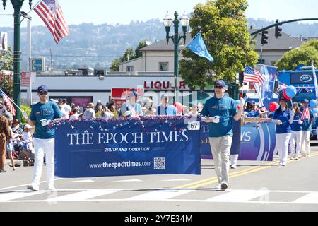 Alameda, CA - 4 juillet 2023 : participants au défilé d'Alameda du 4 juillet, l'un des plus grands et des plus longs défilés du jour de l'indépendance du pays. Banque D'Images