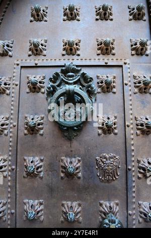 Une porte médiévale en acier cloutée dans le quartier gothique de Barcelone, Espagne. Banque D'Images