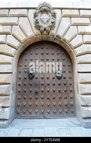 Une porte médiévale en acier cloutée dans le quartier gothique de Barcelone, Espagne. Banque D'Images