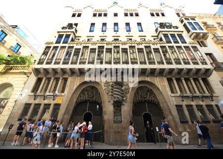 La façade du Palau Güell / Palacio Güell à Barcelone, Espagne. Banque D'Images