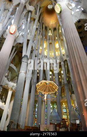 Statue crucifiée de Jésus Christ au-dessus de l'autel dans la basilique de la Sagrada Familia à Barcelone, Catalogne, Espagne Banque D'Images