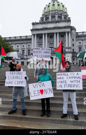 Harrisburg, États-Unis. 29 septembre 2024. Les manifestants pro-palestiniens tiennent des pancartes et des drapeaux sur les marches du Capitole de Pennsylvanie lors du rassemblement « All Out for Lebanon » à Harrisburg, en Pennsylvanie, le 29 septembre 2024. Llah Charity et la Harrisburg Palestine Coalition ont organisé le rassemblement en réponse aux récentes attaques israéliennes contre le Liban. (Photo de Paul Weaver/Sipa USA) crédit : Sipa USA/Alamy Live News Banque D'Images