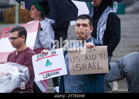 Harrisburg, États-Unis. 29 septembre 2024. Des manifestants pro-palestiniens tiennent des pancartes sur les marches du Capitole de Pennsylvanie lors du rassemblement 'All Out for Lebanon' à Harrisburg, en Pennsylvanie, le 29 septembre 2024. Llah Charity et la Harrisburg Palestine Coalition ont organisé le rassemblement en réponse aux récentes attaques israéliennes contre le Liban. (Photo de Paul Weaver/Sipa USA) crédit : Sipa USA/Alamy Live News Banque D'Images