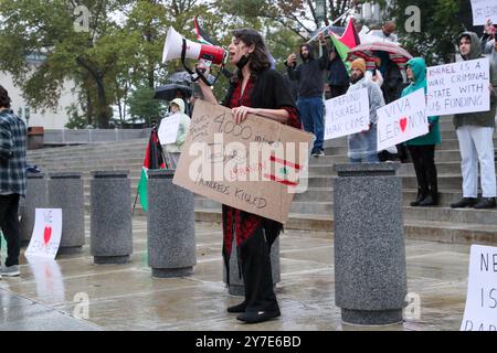 Harrisburg, États-Unis. 29 septembre 2024. Hadeel Salemeh de la Harrisburg Palestine Coalition dirige les chants lors du rassemblement 'All Out for Lebanon' au Capitole de l'État de Pennsylvanie à Harrisburg, en Pennsylvanie, le 29 septembre 2024. Llah Charity et la Harrisburg Palestine Coalition ont organisé le rassemblement en réponse aux récentes attaques israéliennes contre le Liban. (Photo de Paul Weaver/Sipa USA) crédit : Sipa USA/Alamy Live News Banque D'Images