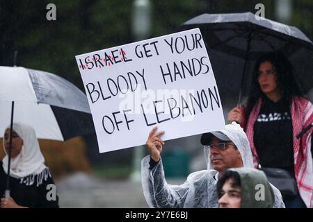 Harrisburg, États-Unis. 29 septembre 2024. Un manifestant tient une pancarte pendant le rassemblement 'All Out for Lebanon' au Capitole de l'État de Pennsylvanie à Harrisburg, en Pennsylvanie, le 29 septembre 2024. Llah Charity et la Harrisburg Palestine Coalition ont organisé le rassemblement en réponse aux récentes attaques israéliennes contre le Liban. (Photo de Paul Weaver/Sipa USA) crédit : Sipa USA/Alamy Live News Banque D'Images