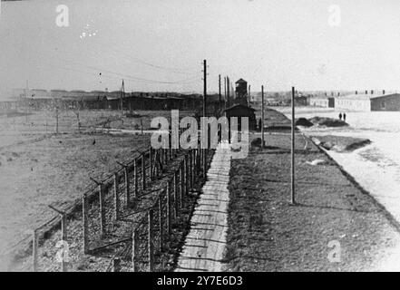 Une vue de Majdanek, montrant la clôture à double fil et les tours de garde. Majdanek était l'un des plus grands camps nazis. Utilisé à l'origine comme camp de travaux forcés, il a été largement utilisé comme centre d'extermination pendant l'occupation nazie de la Pologne. Il a été capturé presque intact et a été une source importante de preuves de la politique délibérée de génocide. Banque D'Images