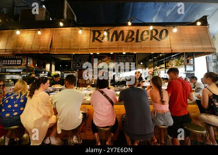 Le bar à tapas Ramblero de la Boqueria dans le marché de la Boqueria à Barcelone, Espagne. Banque D'Images