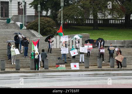 Harrisburg, États-Unis. 29 septembre 2024. Les manifestants pro-palestiniens tiennent des pancartes et des drapeaux sur les marches du Capitole de Pennsylvanie lors du rassemblement « All Out for Lebanon » à Harrisburg, en Pennsylvanie, le 29 septembre 2024. Llah Charity et la Harrisburg Palestine Coalition ont organisé le rassemblement en réponse aux récentes attaques israéliennes contre le Liban. (Photo de Paul Weaver/Sipa USA) crédit : Sipa USA/Alamy Live News Banque D'Images