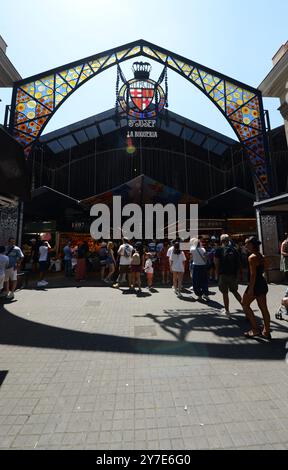 L'entrée principale du Mercat de la Boqueria sur la Rambla à Barcelone, Espagne. Banque D'Images