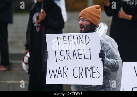 Harrisburg, États-Unis. 29 septembre 2024. Un manifestant tient une pancarte pendant le rassemblement 'All Out for Lebanon' au Capitole de l'État de Pennsylvanie à Harrisburg, en Pennsylvanie, le 29 septembre 2024. Llah Charity et la Harrisburg Palestine Coalition ont organisé le rassemblement en réponse aux récentes attaques israéliennes contre le Liban. (Photo de Paul Weaver/Sipa USA) crédit : Sipa USA/Alamy Live News Banque D'Images