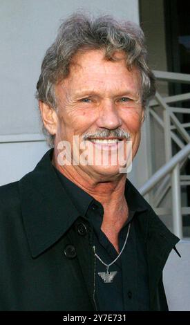 KRIS KRISTOFFERSON (22 juin 1936 - 28 septembre 2024), un érudit de Rhodes avec un style d'écriture de chansons avide et un charisme rugueux qui est devenu une superstar de la musique country et un acteur hollywoodien de liste, est mort à 88 ans. PHOTO : 15 avril 2002, Los Angeles, Californie, États-Unis : L'acteur KRIS KRISTOFFERSON à la première de 'Chelsea Walls'. (Crédit image : Robert Millard/ZUMAPRESS.com) USAGE ÉDITORIAL SEULEMENT! Non destiné à UN USAGE commercial ! Banque D'Images