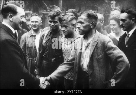 Adolf Hitler serrant la main de jeunes hommes lors d'une réunion publique en 1936 Banque D'Images